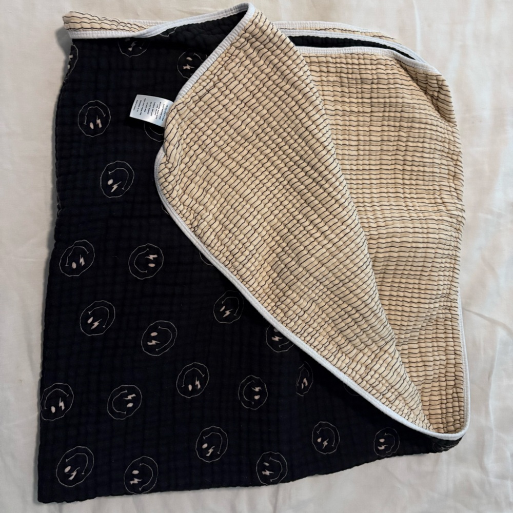 Everyday Leisure Black Smiley Muslin Cotton Quilt